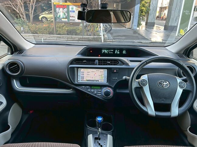 クリーム色がアクセントでオシャレな内装！【アクア】